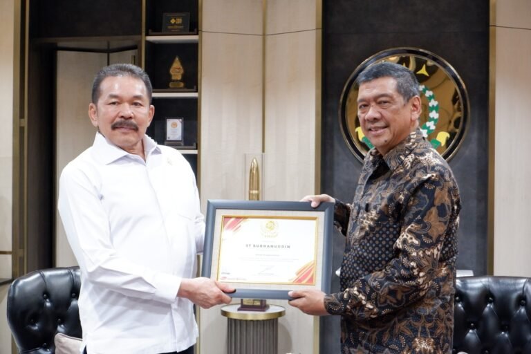 Jaksa Agung ST Burhanuddin Menerima Penghargaan Best Achievement Award 2023 dari Rakyat Merdeka